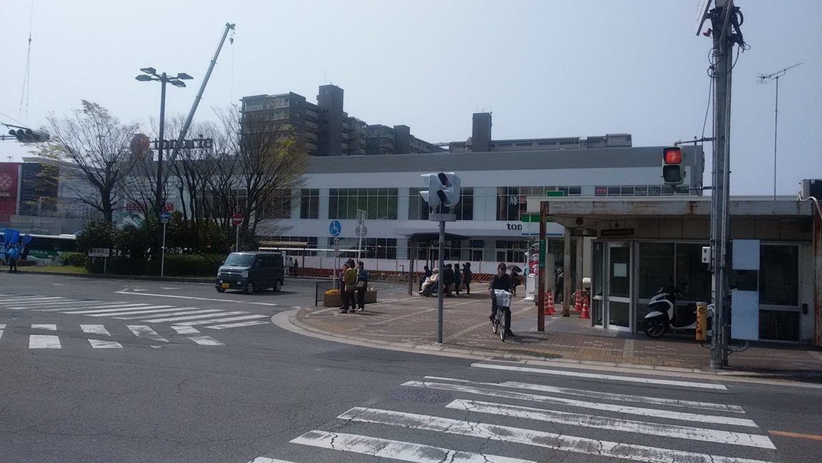 栂・美木多駅前「トナリエ」26日10時開店　100均など22店予定