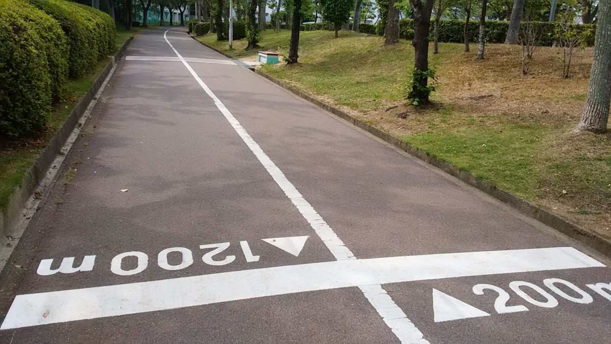 緑道でジョギング楽しめます 桃山台路上に距離表示