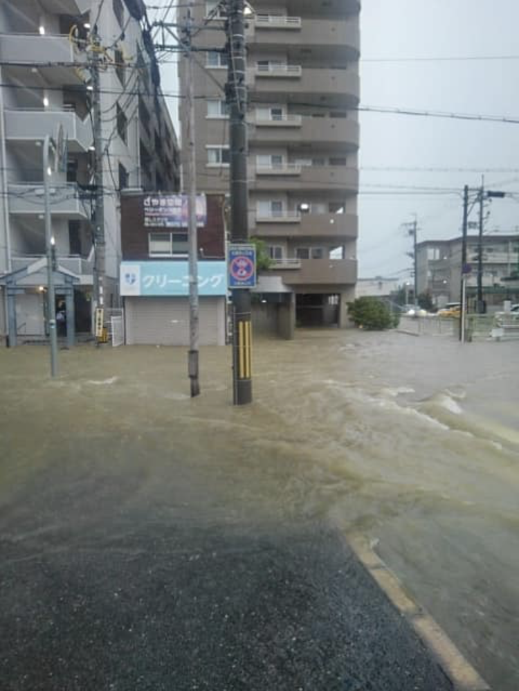 局地的大雨で冠水…／大阪狭山市駅