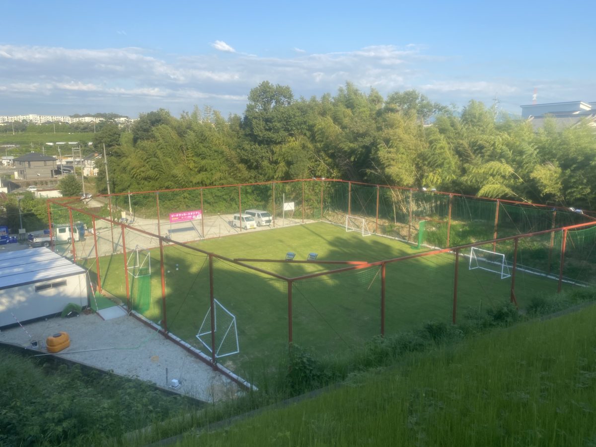 美木多上に天然芝のフットサルコートがオープン／ピーチサッカースタジアム