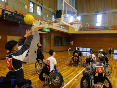［金剛］障害者スポーツを体験、車いすバスケとボッチャ