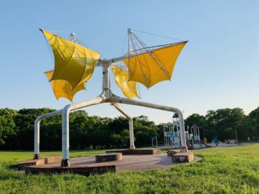 ［堺市南区］新緑に映える黄色の帆、「風のあいさつ」張り替え｜荒山公園のモニュメント　