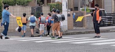 ［和泉市］桃大生が児童を見守る・通学路の横断歩道で旗振り