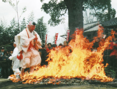 福徳寺の火渡り
