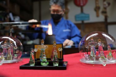 ［和泉市］ガラス細工でひな人形　大正10年創業の硝子製作所