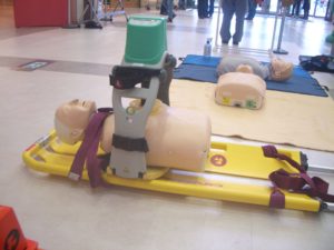 救急フェアで展示された心肺蘇生機付き担架