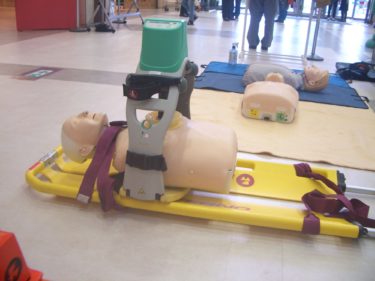 ［富田林市］自動蘇生行う担架を展示　救急車の適正利用を　富田林署がフェア