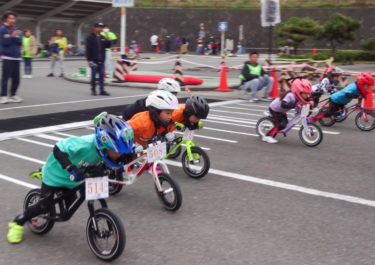 ［和泉市］子ども100人がランバイク　ヘルメットもしっかりと