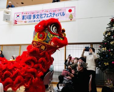 ［堺市南区］特養ホーム故郷の家で多文化フェス　成美高生が中国獅子舞を披露