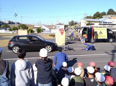 ［和泉市］スタントマンが交通事故を再現　光明台北小６年生が〝恐ろしさ〞学ぶ