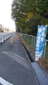 竹城台３丁の緑地（歩道右手）。 この右隣りが阪和第一泉北病院