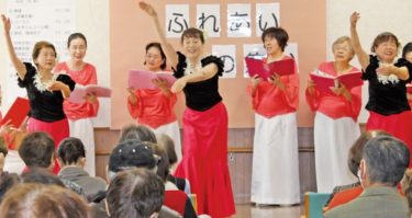 ［堺市南区］槇塚台で４年ぶりに集い　歌や踊り、健康体操楽しむ