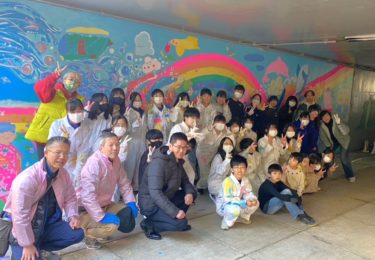 ［和泉市］遊歩道トンネルに「虹」　はつが野の公園に南池田中の生徒ら描く