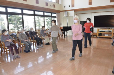 ［堺市東区］正しい姿勢で歩こう　ケアハウスで教室、狭山の清水さんが指導