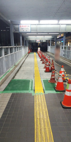 ［堺市南区］栂・美木多駅の連絡橋通路路面の補修工事が始まりました【投稿】