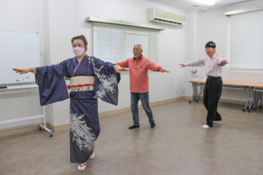 ［堺市南区］男性３人が民謡踊り習う　花扇梅鶯さんが指導「茶久山会」
