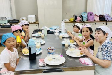 ［堺市南区］小学生クッキングが人気、ハンバーガーやジュース作りを楽しむ／大阪友の会