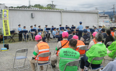 ［和泉市］秋の全国地域安全運動に伴い青パト出発式　74人、37台が結集