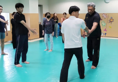 ［堺市南区］パンジョの従業員に護身術を伝授　凝縮した内容を実践で学ぶ／南堺署