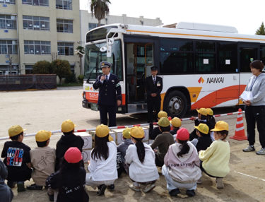 ［堺市南区］福泉中央小で交通安全教室　死角と内輪差を学ぶ