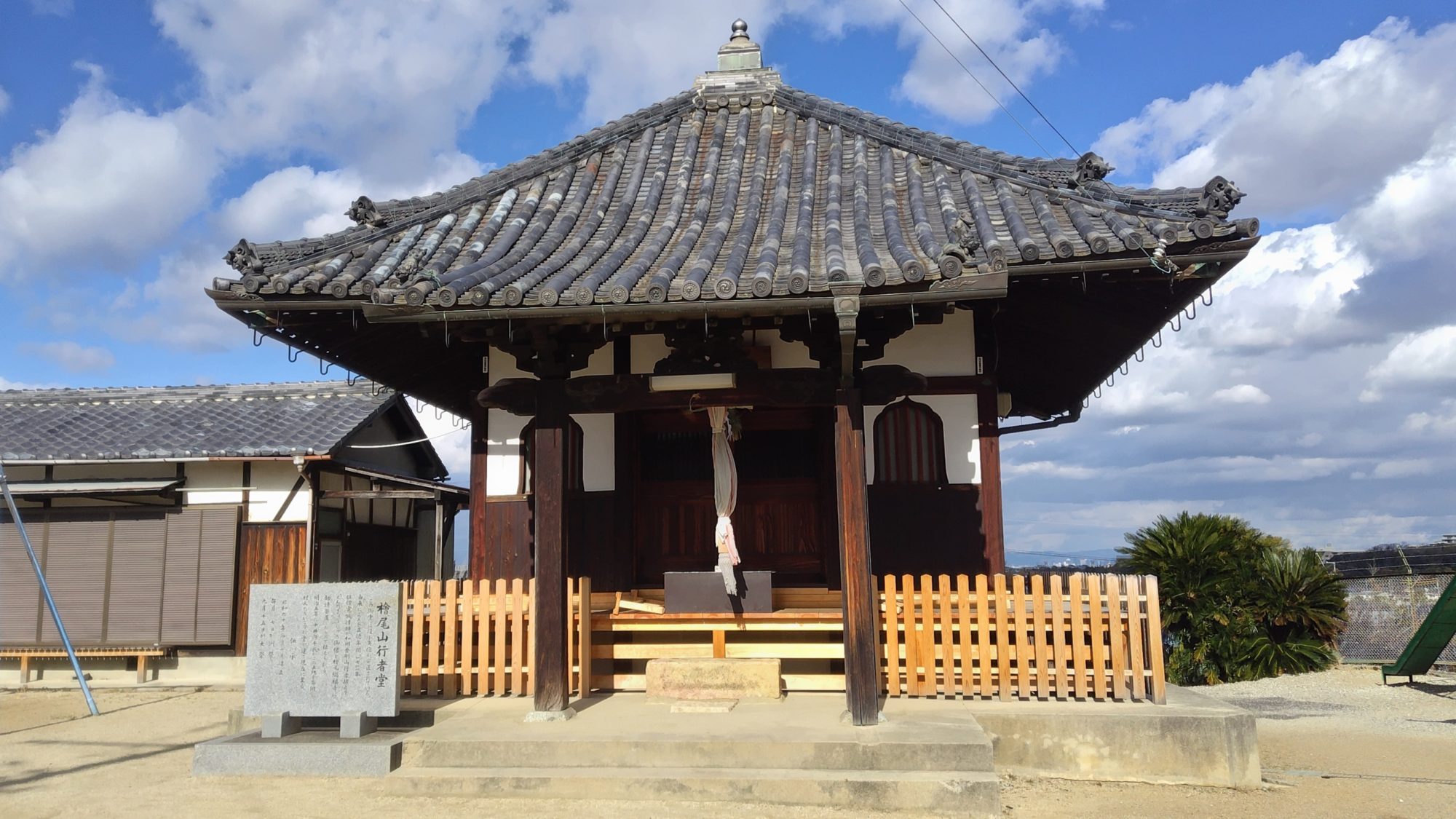 檜尾地区の高台にある行者堂