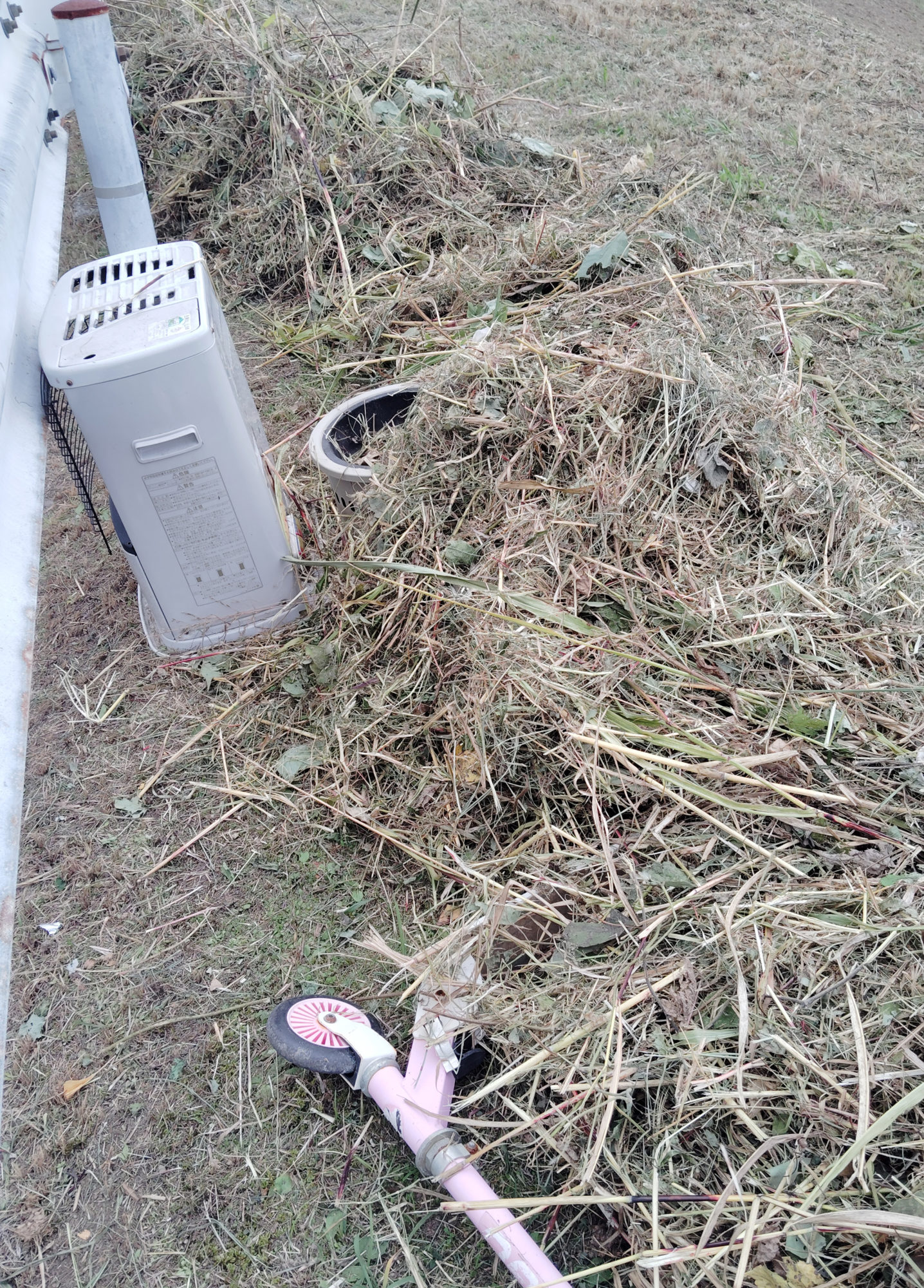 御池台の法面のゴミ