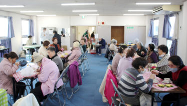 ［堺市南区］喫茶「あいあい」が盛況、鉄道模型の展示や野菜販売も／庭代台２丁団地集会所