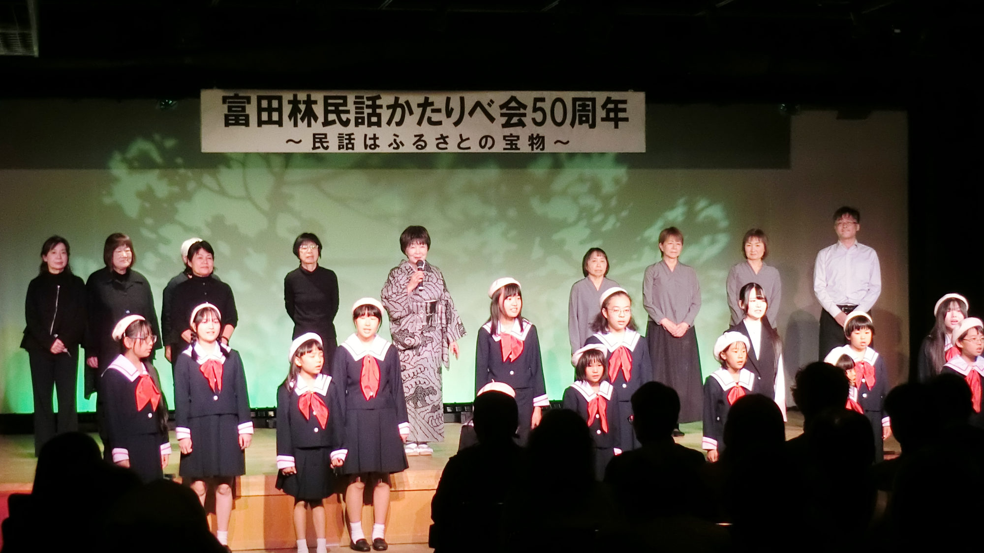 フィナーレの様子（後列中央が冨永さん）