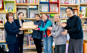 茶山台としょかんに手作りスタンプ寄贈