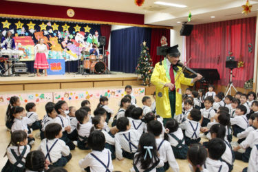 ［堺市南区］茶山台幼稚園でＸマス会、楽団の演奏に合わせ大合唱