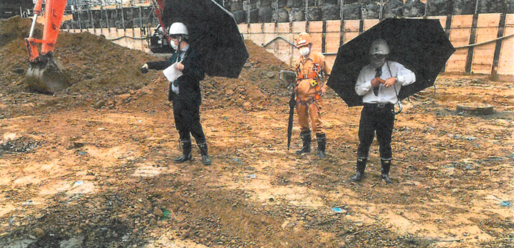 市職員が掘削現場でごみの確認の立ち会い（23年３月）