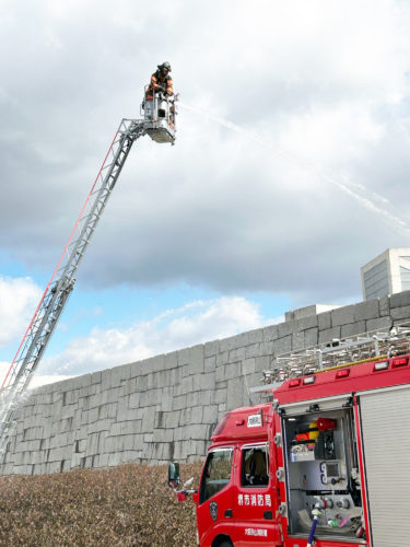 ［大阪狭山市］狭山池博物館で消防訓練、消防隊と自衛組織が連携確認