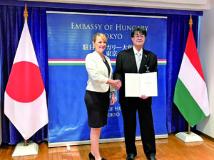 叙勲式での中島さん（右）