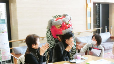 獅子舞の二口さんと早川さん（左）