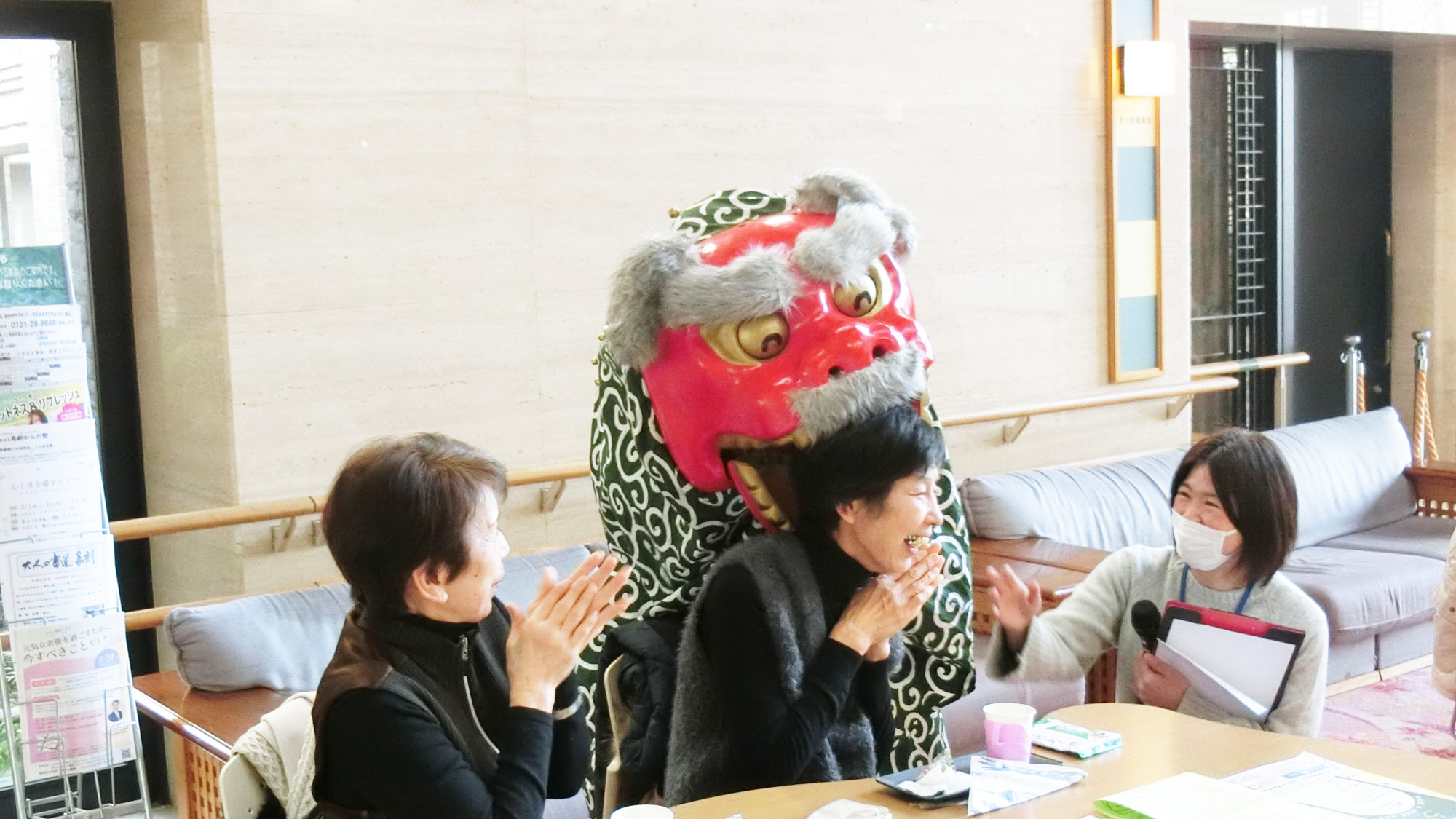 獅子舞の二口さんと早川さん（左）