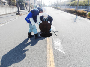 市職員がマンホールから下水道を目視で点検