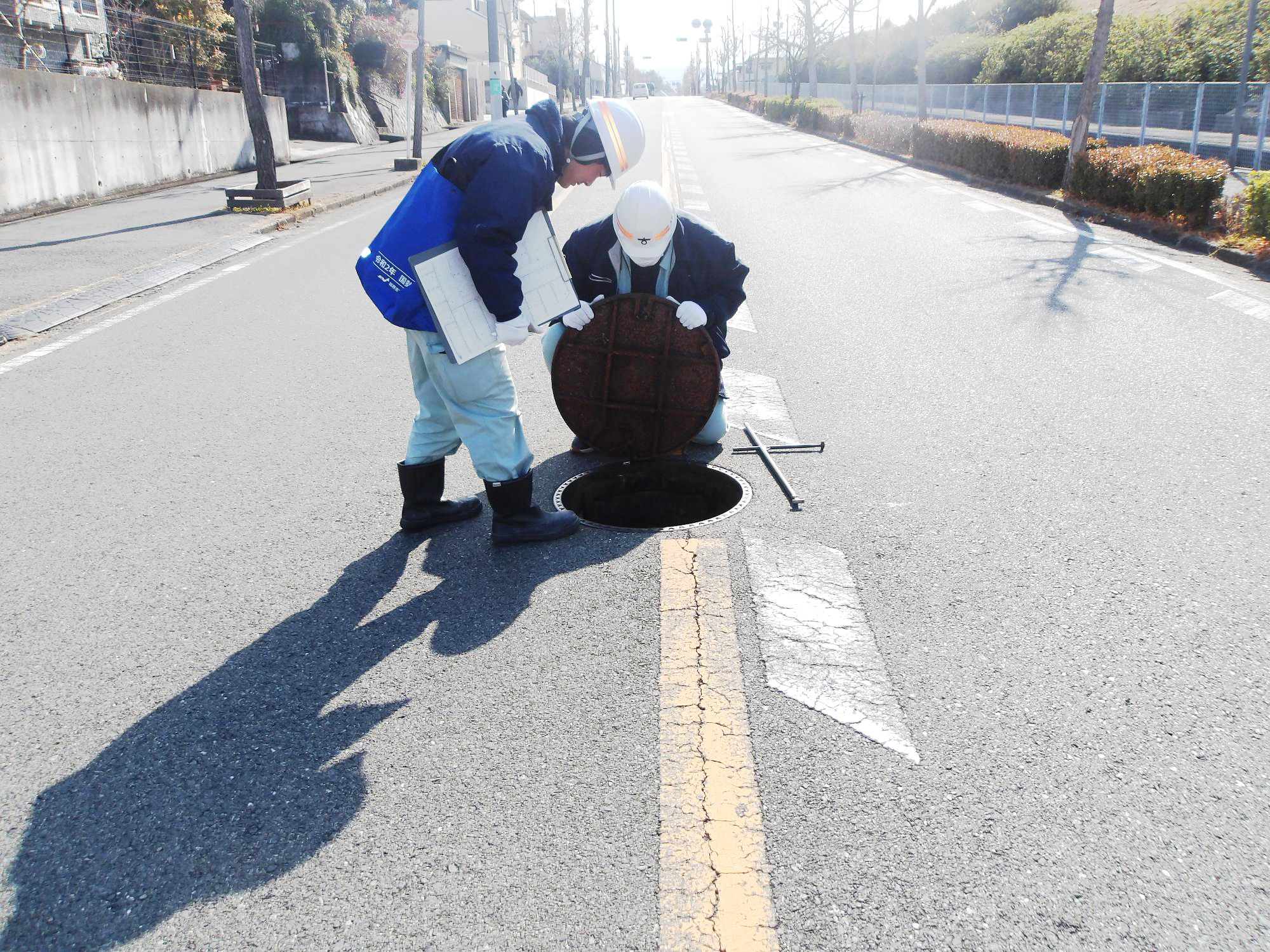 市職員がマンホールから下水道を目視で点検